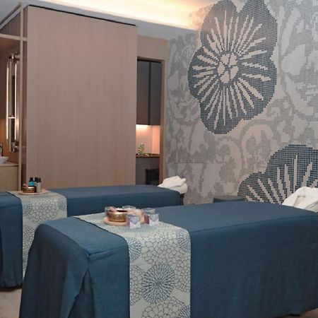 Amari Spice Penang Hotell Bayan Lepas Exteriör bild A treatment room at the Four Seasons Spa