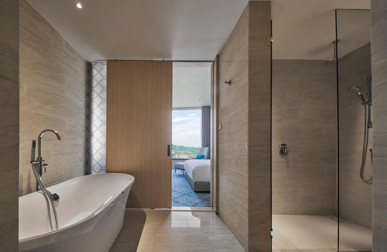 Amari Spice Penang Hotell Bayan Lepas Exteriör bild Bathroom