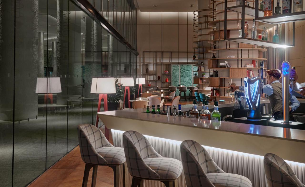 Amari Spice Penang Hotell Bayan Lepas Exteriör bild The bar at the hotel