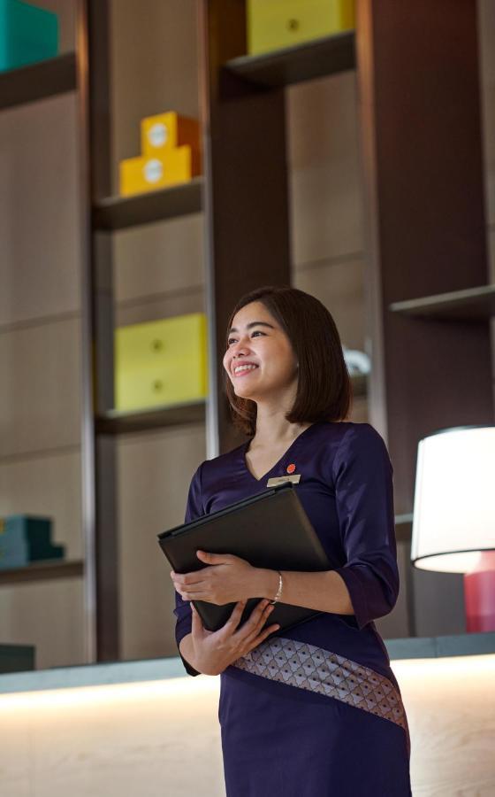 Amari Spice Penang Hotell Bayan Lepas Exteriör bild A student at the library