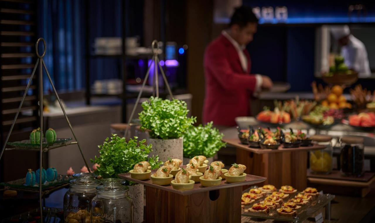 Amari Spice Penang Hotell Bayan Lepas Exteriör bild A buffet at a hotel