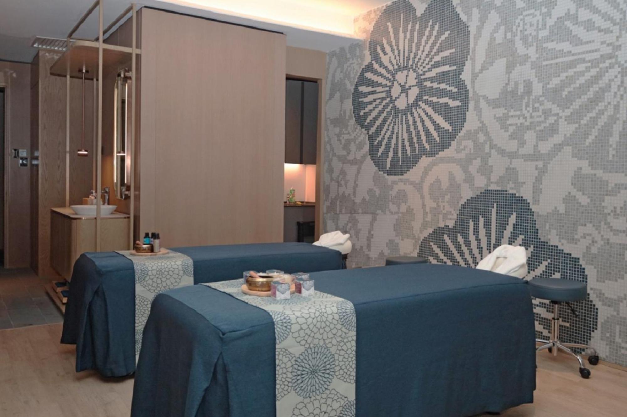 Amari Spice Penang Hotell Bayan Lepas Exteriör bild A treatment room at the Four Seasons Spa